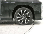 純正のアルミホイール装着車です 純正は車両デザインに合わせてデザインしてありますのでクルマとのデザインマッチングは秀逸です