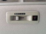 【リヤシーリングファン】後席に向かって風を送り、車内全体の空気を循環させてくれるので、効率的に車内を適温にすることができます!