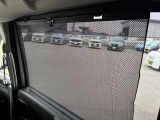 2列目への日射しをシャットアウト&rArr;ロールサンシェード〈セカンド〉窓からの日射しが眩しいときにサッと引き出せるサンシェードを、全車スライドドアに標準装備。お子さまの安眠を守ります。