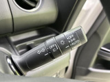 シンプルな操作で、安全な車線変更をサポート。視認性の高いデザインで、夜間走行時でも安心です。
