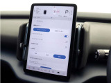 パイロット・アシストは、さまざまなシーンであなたをサポート。例えば、車線変更の際には、レーンチェンジ・アシスト(車線変更支援機能)がステアリング操作をサポート。車線変更のストレスを軽減します。
