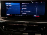 ナビの配置をセンターパネル上部に設置することにより、運転中は道路から目線を出来る限り外すことなく、安全にご覧いただけます。