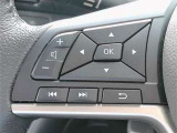手元でAV機器を操作できるステアリングスイッチ