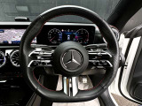 ステアリングハンドル全体の写真です。AMGライン装着車になりますのでハンドルは通常のハンドルより一回り小さいD型ハンドルを採用しております。運転のハンドリング操作がしやすいです。