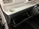 助手席側にもグローブボックスと上部に小型のボックスティッシュ等がおけるスペースもあります☆
