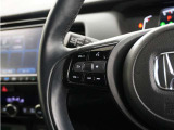ハンドルにオーディオ操作用スイッチを備え、手を放さずに操作可能。安全性と利便性を両立しています。