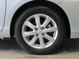 純正のアルミホイール装着車です。タイヤサイズは175/65R15です。