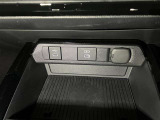 スマートフォンやお手持ちの機器のバッテリー残量が少なくなっても、運転中に充電ができるので安心ですね!