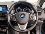 【ハンドル】ドライバーとBMW車の一体感がダイレクトに伝わるステアリングホイール。形状・太さへの拘りに加えて、操作性を高める為にスイッチ類も配置。クイックかつ安定のドライビングを体感下さい!
