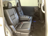2列目シートは背もたれの角度調節ができるベンチシートになっております。長距離運転になってもゆったりとできるように、カップホルダー付きアームレストがついてます。