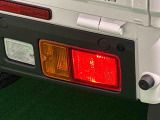 視認性に優れたリヤコンビネーションランプ(LEDテール&ストップランプ)で省電力・長寿命化を実現。