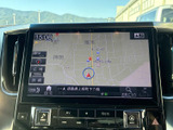 鮮明な地図表示で、現在地や周辺情報を確認できます。安心して運転に集中できるサポートをしてくれます。