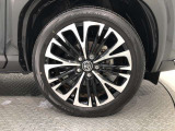 【純正アルミホイール】です!車両デザインに合わせてホイールをデザインしているため、見た目にもカッコイイアルミホイール♪洗車もラクチンで錆びません。