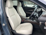 安定感あるシートです。長距離ドライブでも疲れにくいですよ。運転席、助手席共にシートヒーター完備で寒い日も快適です!