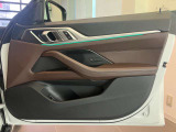 窓の操作だけではなく運転席のメモリーも出来るドアパネルになっております。