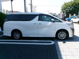 両側パワースライドドア付きだから、狭い駐車スペースなどでの 乗り降りラクラク!小さなお子さまのいるご家庭には嬉しい装備。
