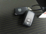 スマートキーです。バッグやポケットに携帯していれば、キーを取り出さなくてもドアの解錠・施錠ができます。エンジンの始動はブレーキを踏みながらパワースイッチをワンプッシュするだけです。