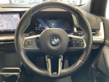 BMWのステアリングのリムは、一般的なものより少し太めにデザインされています。 これはタイヤやステアリングシャフトなどを介して伝わる路面からの入力を、しっかりと把握するためです。