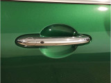 MINIはドアが分厚いです。衝突によりドアがつぶれてしまった場合にも外からいち早くドアを開けれるよう考えられています。数十秒の救出の遅れが命につながりかねない場合、こういった配慮が重要なポイントです。