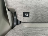 リアシートにはチャイルドシート固定用のISO FIX対応取り付け装置を左右2ヵ所装備しています