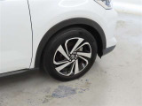 装着タイヤサイズは、195/60R17です。純正アルミホイールを装着しております。