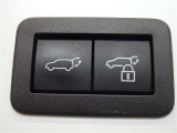 パワーバックドアを装備しています。バックドアを運転席からも開閉できます、便利ですよ。