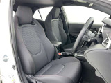 シックな色使いの運転席周りですね。すっきりとしたデザインで上品な色使いです。居心地の良い運転席、長く座ってられるリラックスできるデザインがいいですね。