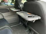 2列目シートのパーソナルテーブルは、ランチボックスも余裕で置ける大きめサイズです!2個の格納式カップホルダーで家族みんな快適です。タブレットPCを立てたまま固定できる便利な溝も付いていますよ。