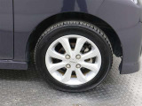 タイヤサイズは155/65R14になります。溝数は約5ミリです。
