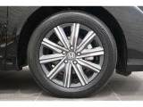 純正のアルミホイールが足元を飾ります!タイヤサイズは215/60R17 になります。