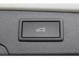 電動パワーテールゲート付です。手がふさがっている時は車両下部に足を入れると自動的に開きます。また、スイッチ長押しでお好きな位置で止まるよう設定可能です。