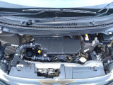エンジンルームになります。内外装だけでなくこちらも清掃済みです。 納車までにディーラーが使用している工場にもう1度しっかり点検いたしますので、安心してお乗りいただけると思います。