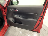 運転席ドアには、ドアミラーの角度調整スイッチとパワーウインドウスイッチを配置。手元で直感的に操作でき、運転中の使い勝手を高めています。