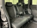 後席も余裕の広さ!ゆったりくつろげます!!