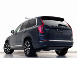 Volvo Cars appで車にリモートアクセスして、空調機能の操作や車の施錠・開錠、ソフトウェア更新などが可能です。エアコンやシートヒーターを操作して、出発前に車内を快適な温度に整えられます。