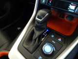【CVT】無段変速機という意味です。 オートマミッションの中でも、ギヤによる変速をしないので、その分燃費が上がり経済的☆