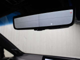 デジタルインナーミラー(前後方録画機能付)が装備されています。車両後方カメラの映像をミラー内のディスプレイに表示。車両前後のカメラで撮影した映像をデジタルインナーミラー内のSDカードに録画します。