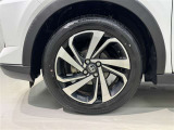 純正アルミホイールが車の雰囲気を引き立てますね!