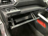 グローブボックスなどの多彩で便利な収納が設けられています。