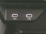 こちらのクルマはUSB接続コネクタも装備されています♪スマホの充電などにお使い下さい。ご旅行中での充電切れも、これなら心配いりませんね!