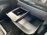 シフトレバーの近くにドリンクホルダーがついてます!運転中でも使いやすい位置です(*^▽^*)