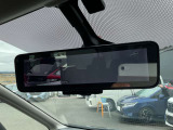 スマートルームミラーは、リヤウインドウ内に設置されたレンズカメラで映して、ルームミラーに内蔵した液晶ディスプレイに表示するため、後部の荷物が多い際でも、後方確認がしやすいです。