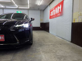 当店では専任のメカニックが大切なお客様のお車を一台一台丁寧に整備いたします。自社認証工場にてリフトアップし下回りまでキッチリ検査いたします。