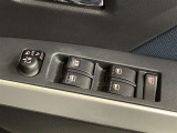格納式リモコンドアミラーと、パワーウィンドウマスタースイッチです。車内の換気も運転席から簡単に行えます。
