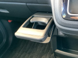 収納式ドリンクホルダーは、運転席・助手席どちらからも手が届きやすく、使いたい時にサッと引き出せる便利な仕様です。