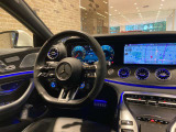 大型画面とステアリングを運転席寄りからご紹介します。横に連なる表示と中央のコンソールが、運転する方を包むような空間をつくります。シート位置を合わせた際の視線の流れもご確認ください。