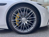 右前タイヤ。スポーティーなデザインで質感の高いAMG21インチマルチスポークアルミホイール。