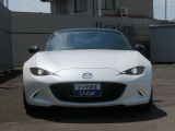 オープンカーならではの開放感。軽さを突き詰めたソフトトップは座ったままでも簡単に開け放てる。そのまま走り出せばどんなシーンでも穏やかで気持ちのいい風を楽しめます。