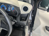 運転席側前部にドリンクホルダーあります♪運転中でも手が届きやすい位置にあって使い易いです♪