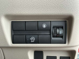 運転席右側に配置された操作スイッチ。